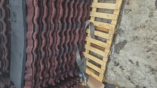 Wine and black Gerald roofing on PAPAPA marketplace