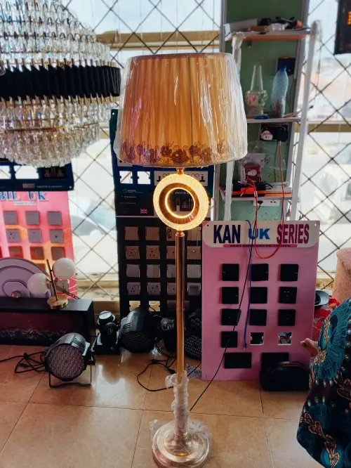 Standing light on PAPAPA marketplace